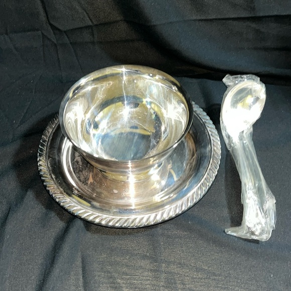Silver plated Gravy Bowl with Attached Saucer - Picture 1 of 5